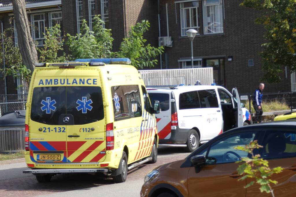 Steekpartij bij asielzoekerscentrum, verdachte slaat op de vlucht