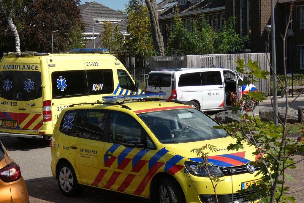 Steekpartij bij asielzoekerscentrum, verdachte slaat op de vlucht