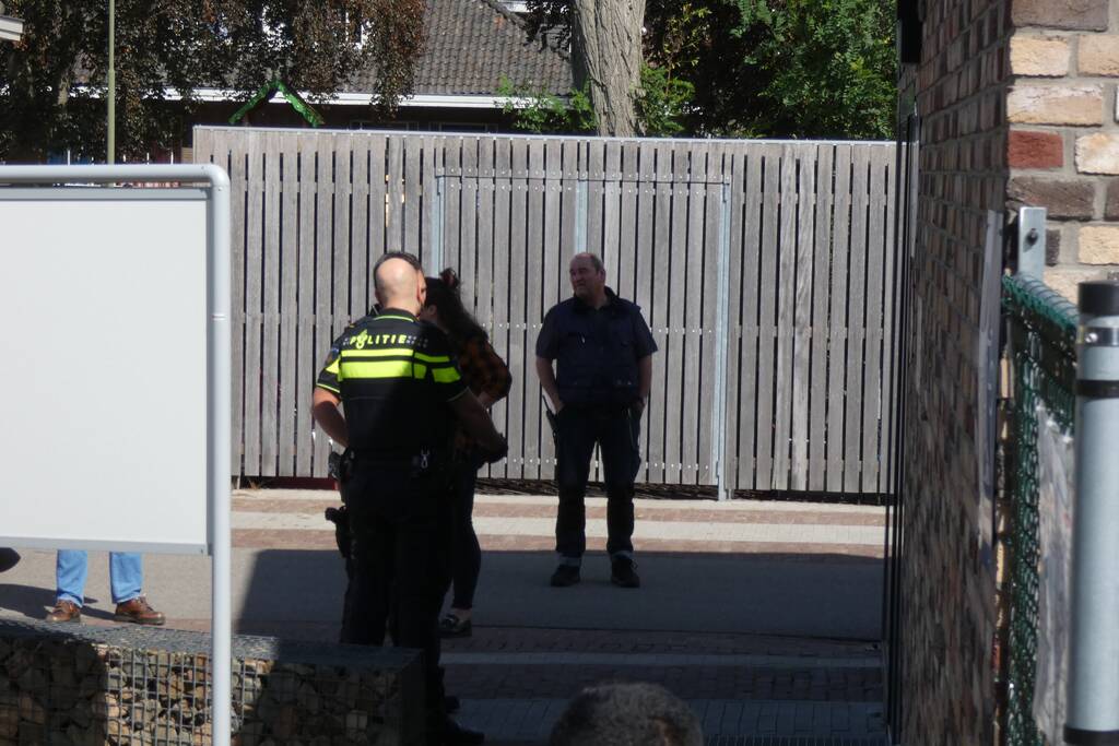 Steekpartij bij asielzoekerscentrum, verdachte slaat op de vlucht