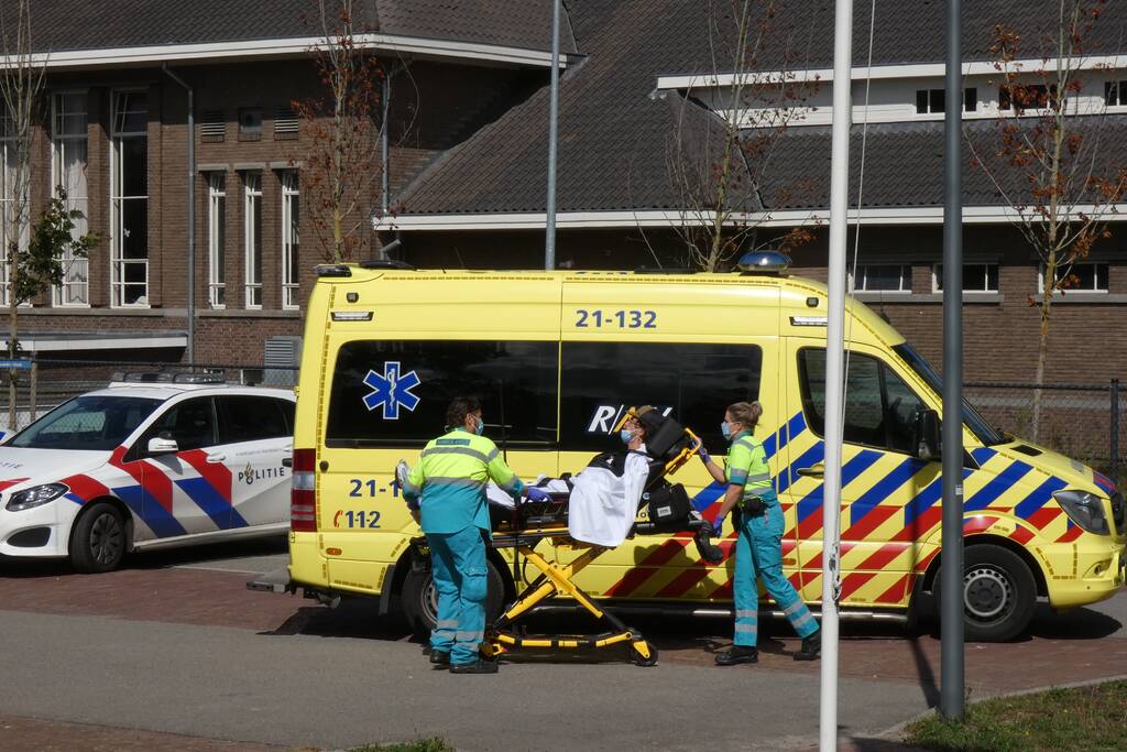 Steekpartij bij asielzoekerscentrum, verdachte slaat op de vlucht