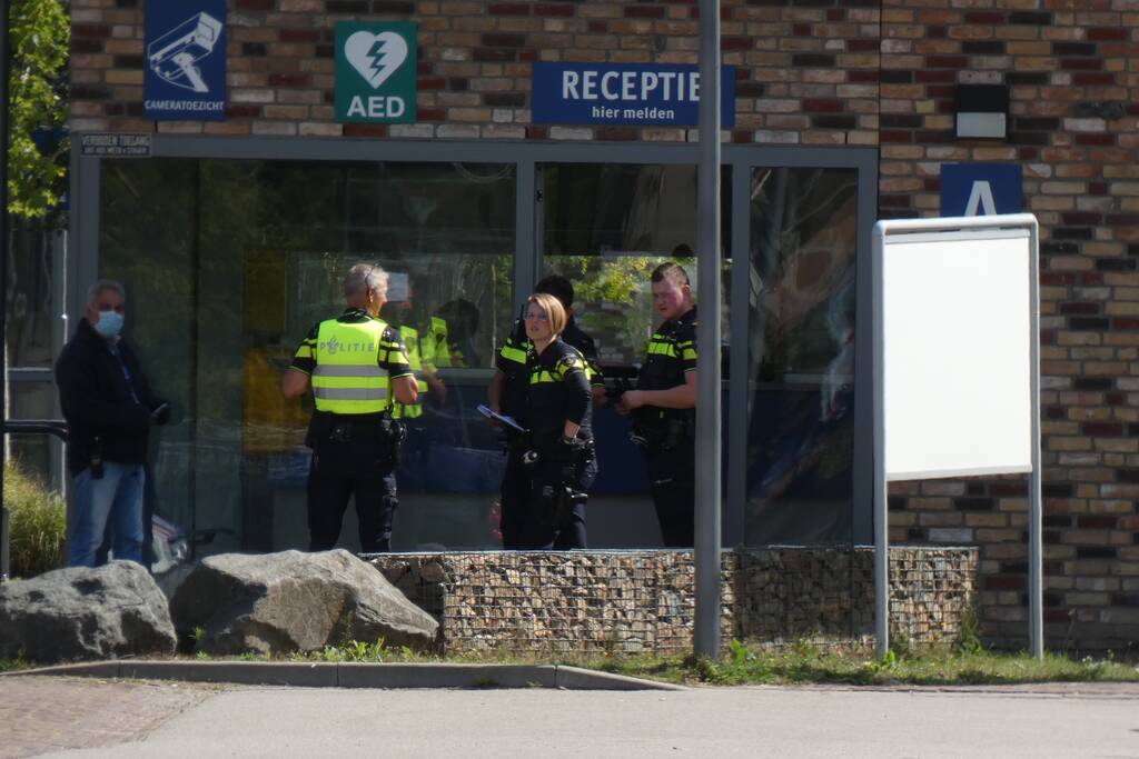 Steekpartij bij asielzoekerscentrum, verdachte slaat op de vlucht