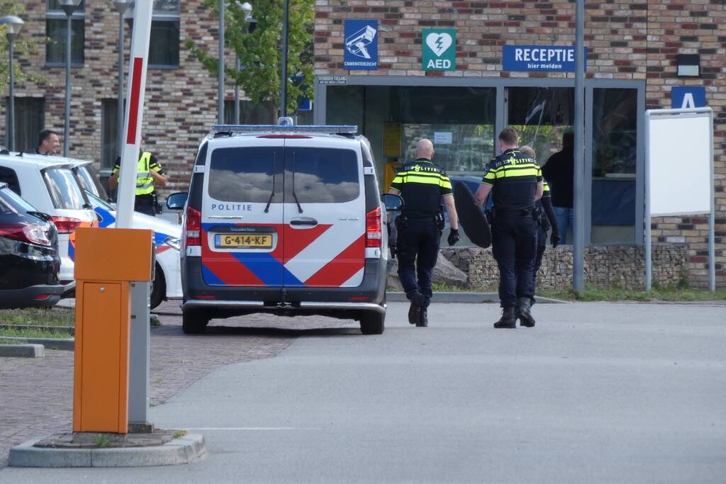 Steekpartij bij asielzoekerscentrum, verdachte slaat op de vlucht