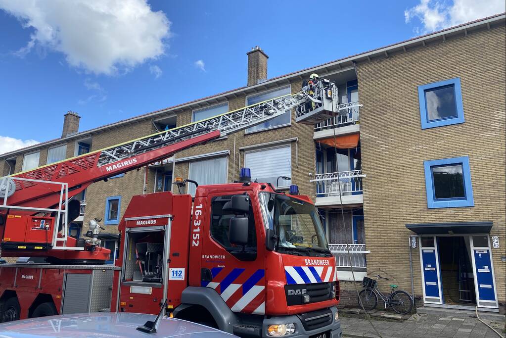 Brand op balkon van flatwoning op derde verdieping