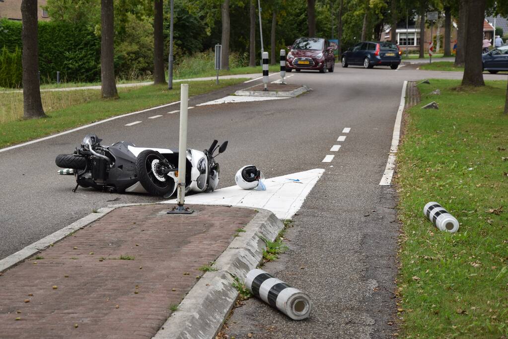 Motorscooterrijder knalt op verkeerspaal en raakt gewond