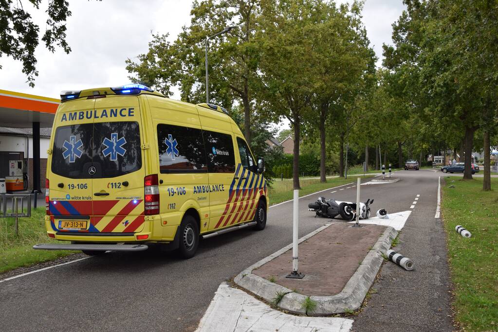 Motorscooterrijder knalt op verkeerspaal en raakt gewond