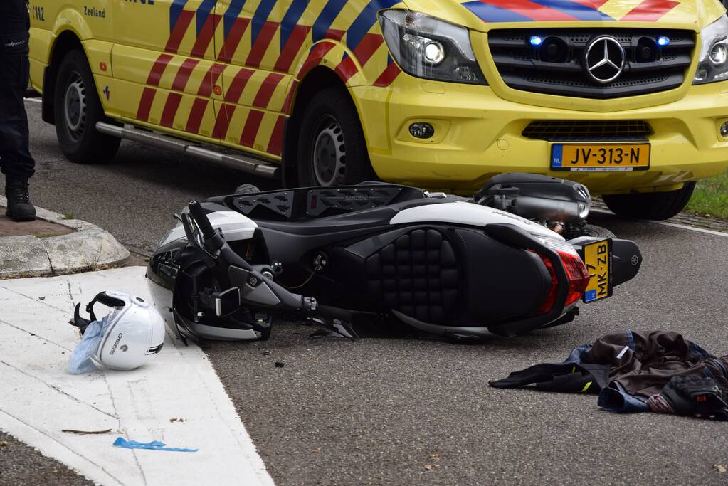 Motorscooterrijder knalt op verkeerspaal en raakt gewond