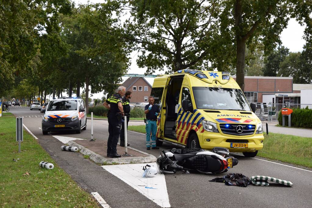 Motorscooterrijder knalt op verkeerspaal en raakt gewond