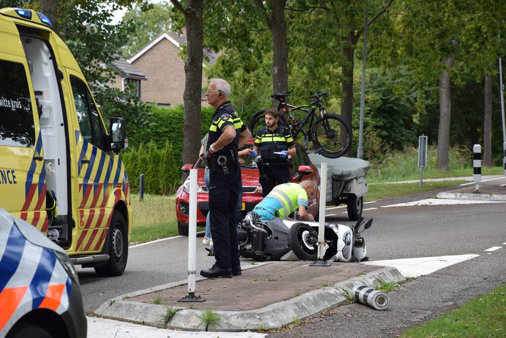 Motorscooterrijder knalt op verkeerspaal en raakt gewond