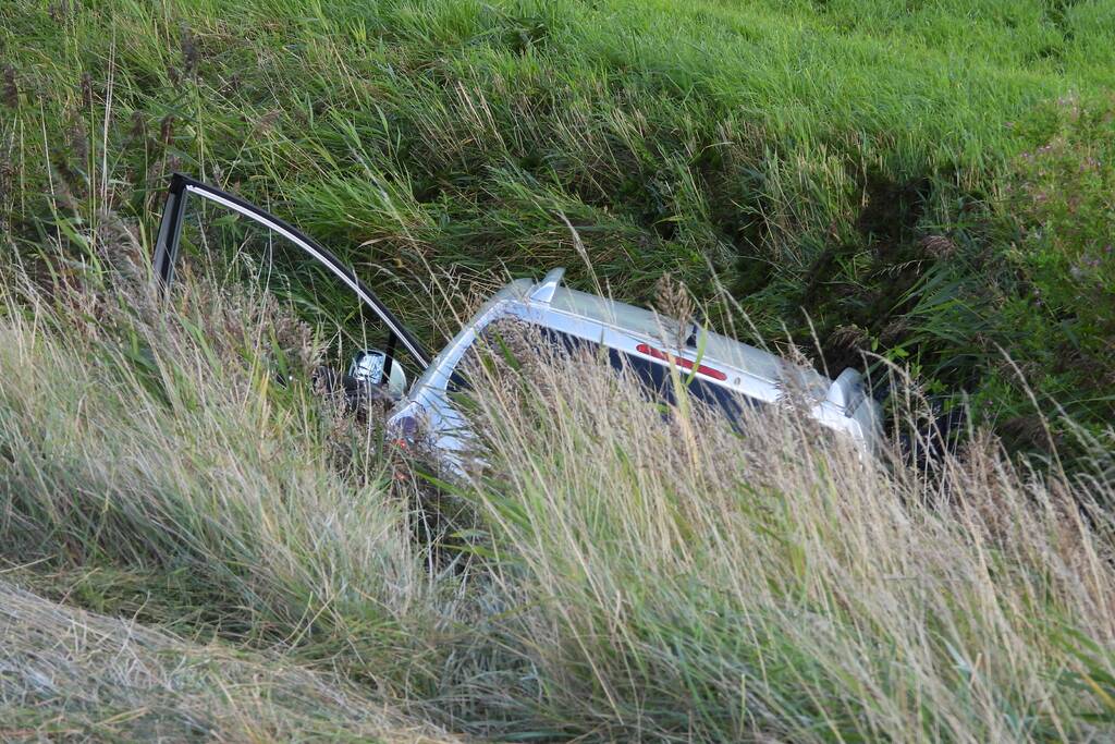 Automobilist raakt met auto van de weg en belandt in sloot