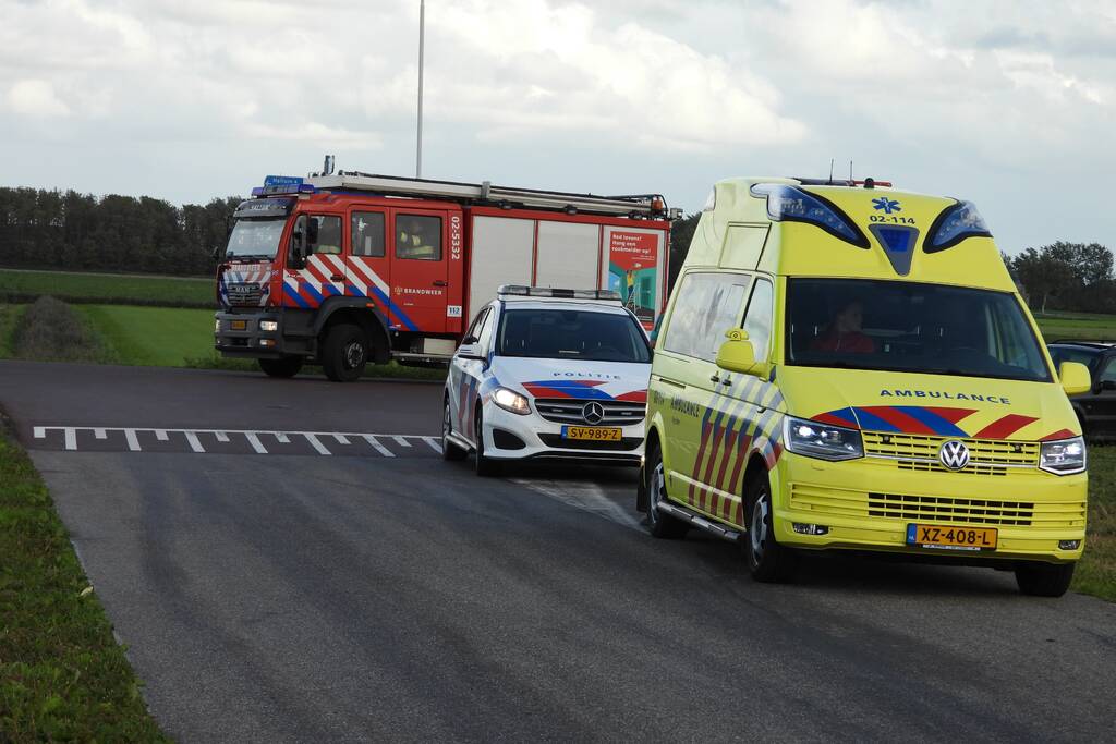 Automobilist raakt met auto van de weg en belandt in sloot