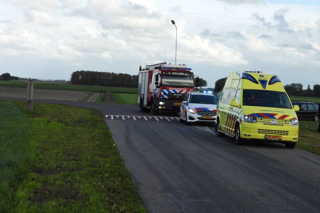 Automobilist raakt met auto van de weg en belandt in sloot