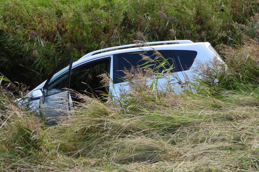 Automobilist raakt met auto van de weg en belandt in sloot