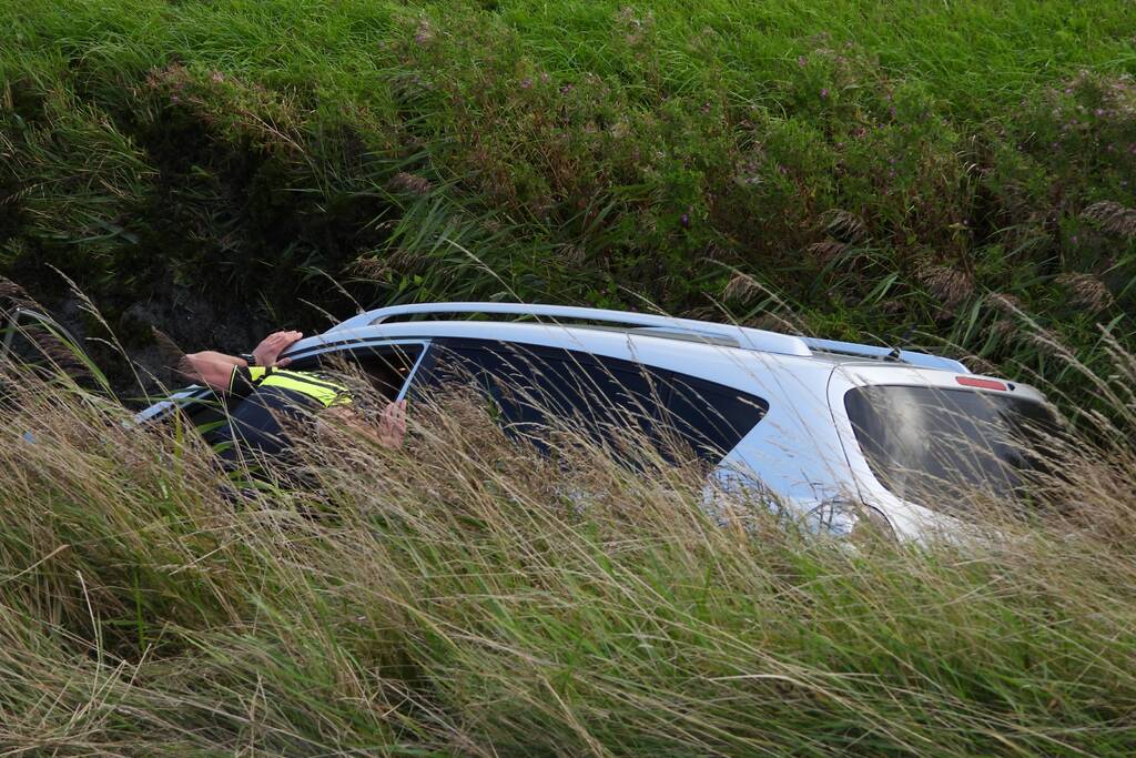Automobilist raakt met auto van de weg en belandt in sloot