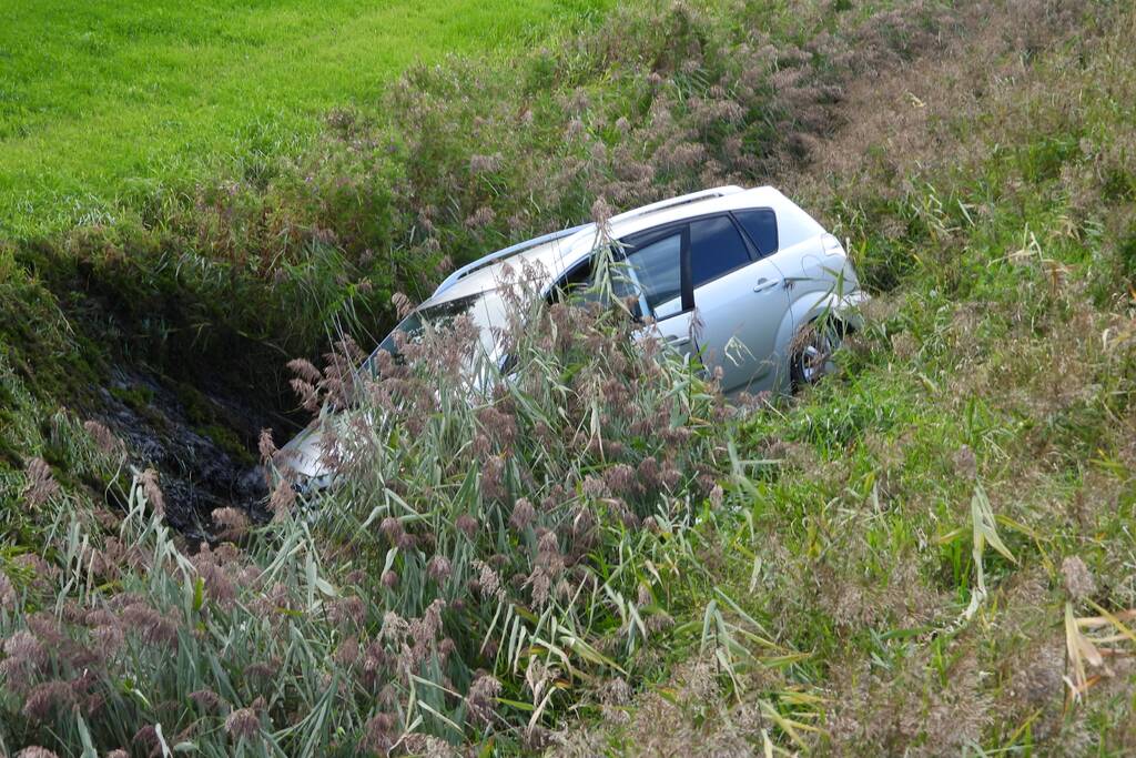 Automobilist raakt met auto van de weg en belandt in sloot