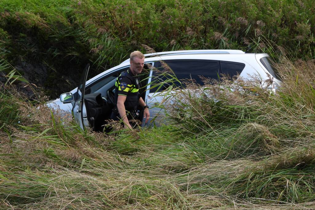 Automobilist raakt met auto van de weg en belandt in sloot