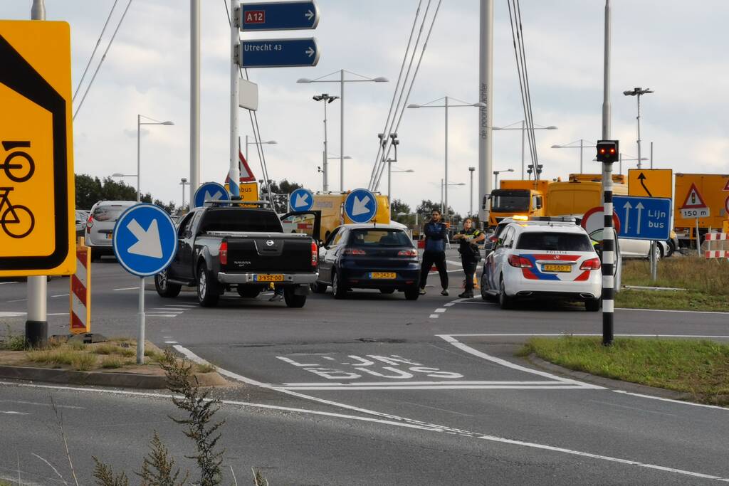 Schade na verkeersongeval tussen twee voertuigen