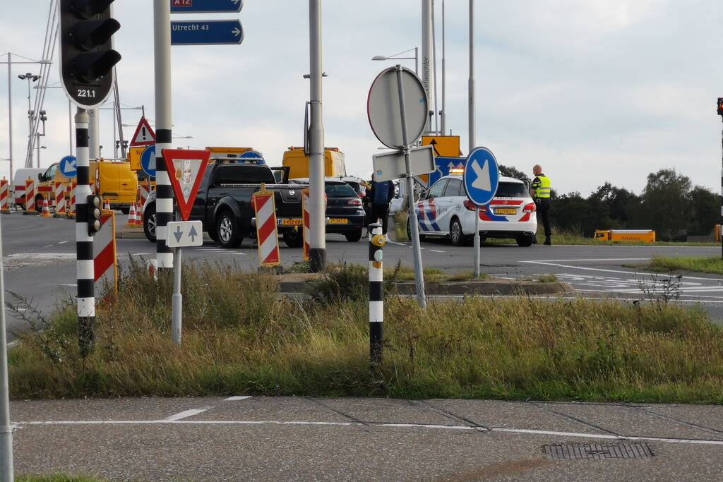 Schade na verkeersongeval tussen twee voertuigen