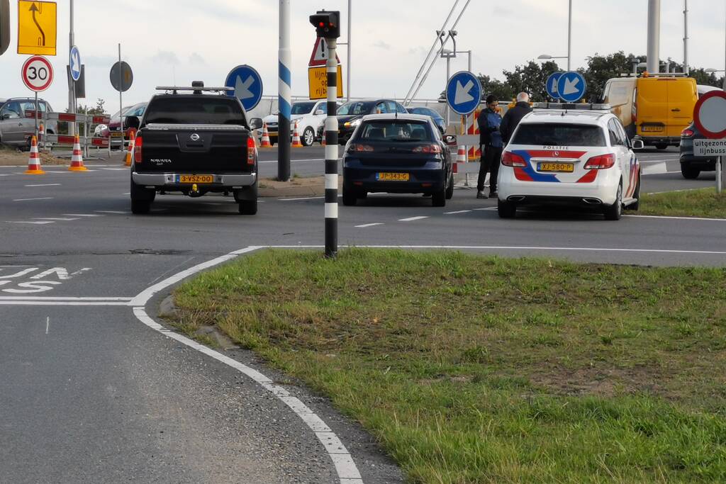 Schade na verkeersongeval tussen twee voertuigen