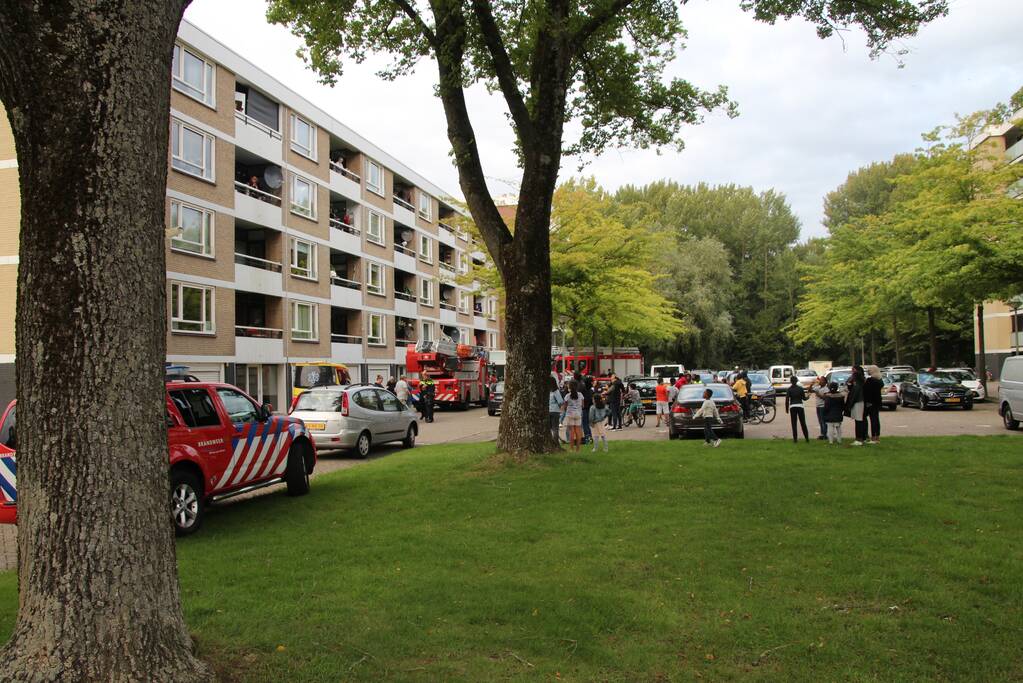 Brand op balkon, vrouw gewond