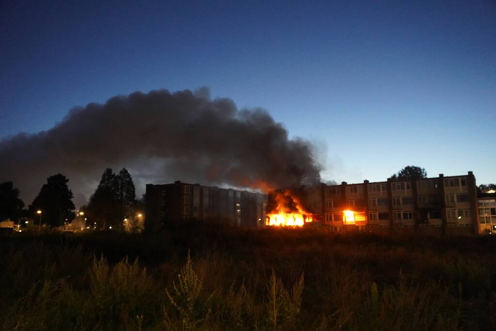 Leegstaand flatgebouw in brand gestoken