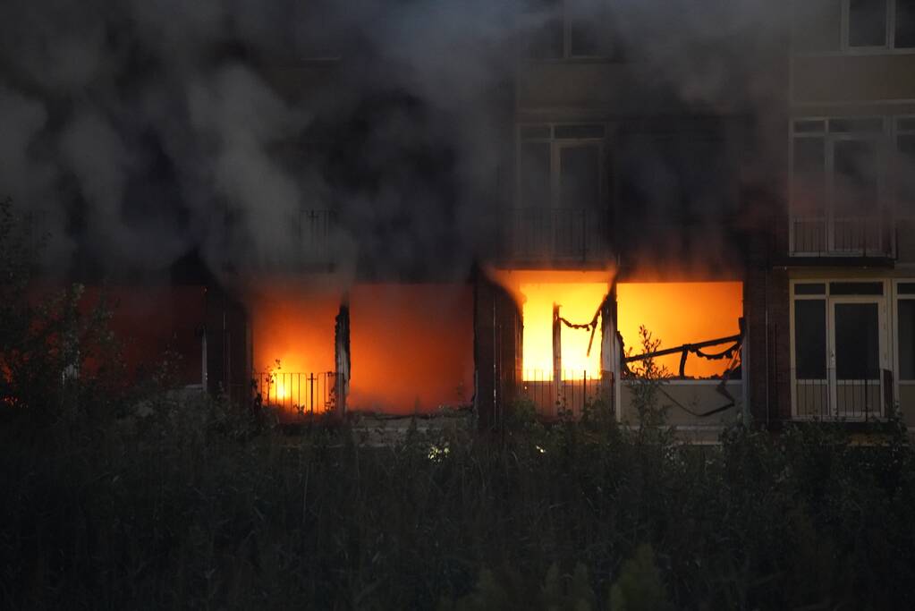 Leegstaand flatgebouw in brand gestoken