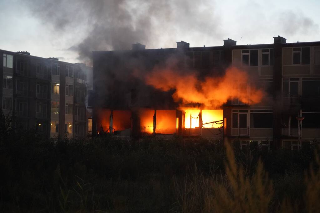 Leegstaand flatgebouw in brand gestoken