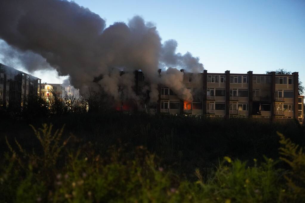 Leegstaand flatgebouw in brand gestoken