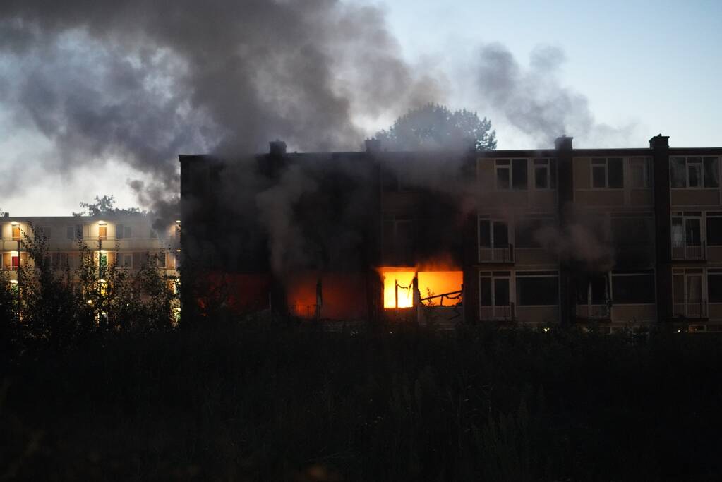 Leegstaand flatgebouw in brand gestoken