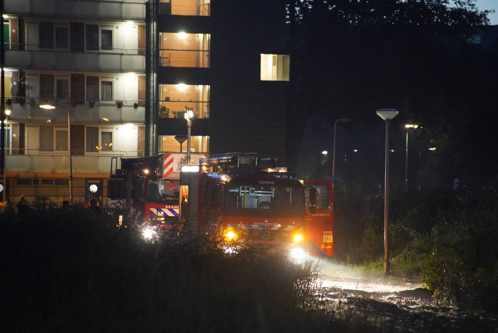 Leegstaand flatgebouw in brand gestoken