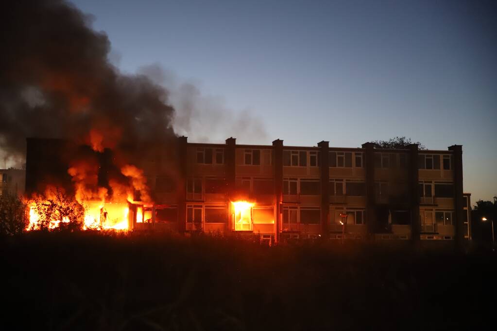 Leegstaand flatgebouw in brand gestoken