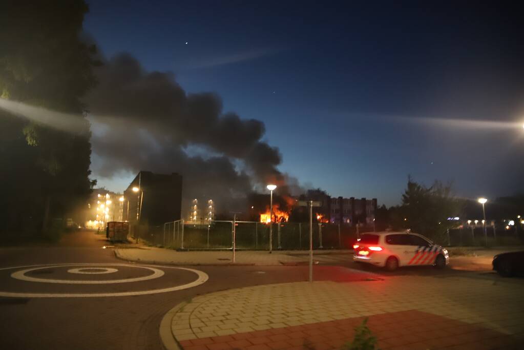 Leegstaand flatgebouw in brand gestoken