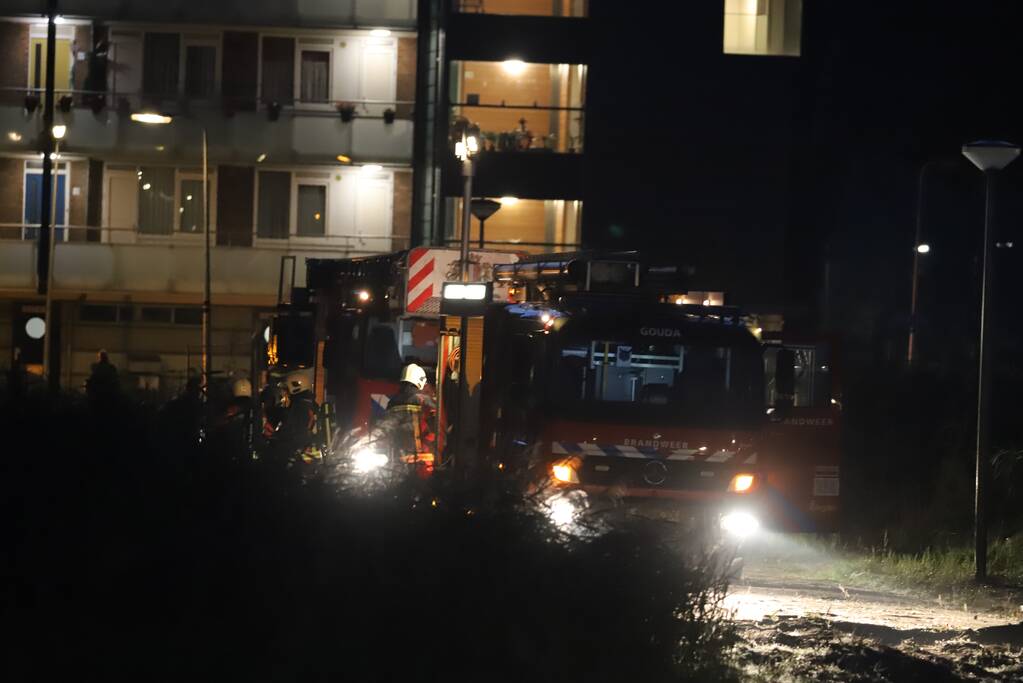 Leegstaand flatgebouw in brand gestoken