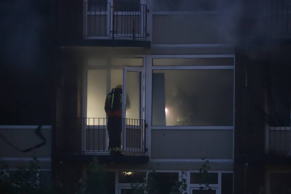 Leegstaand flatgebouw in brand gestoken