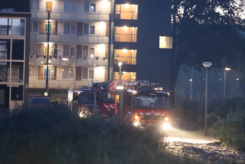Leegstaand flatgebouw in brand gestoken
