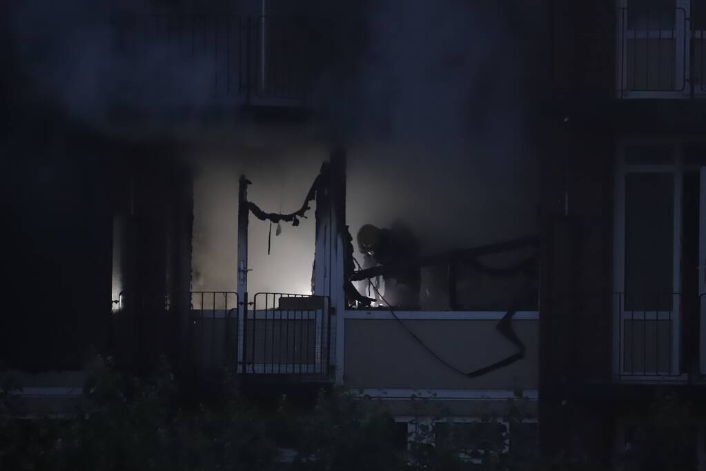 Leegstaand flatgebouw in brand gestoken