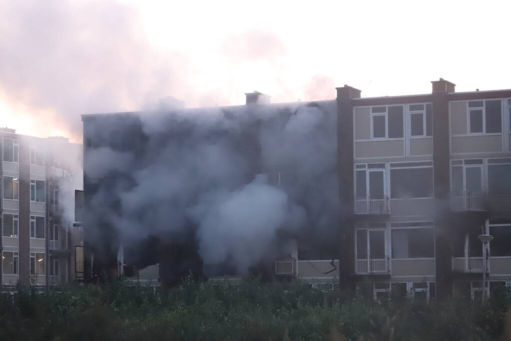 Leegstaand flatgebouw in brand gestoken