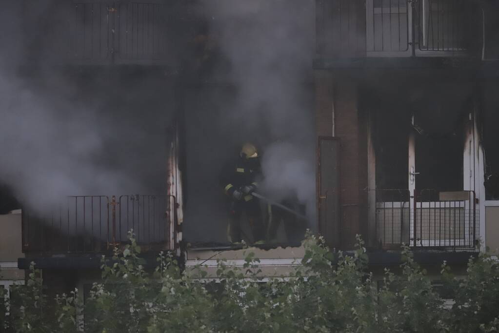 Leegstaand flatgebouw in brand gestoken