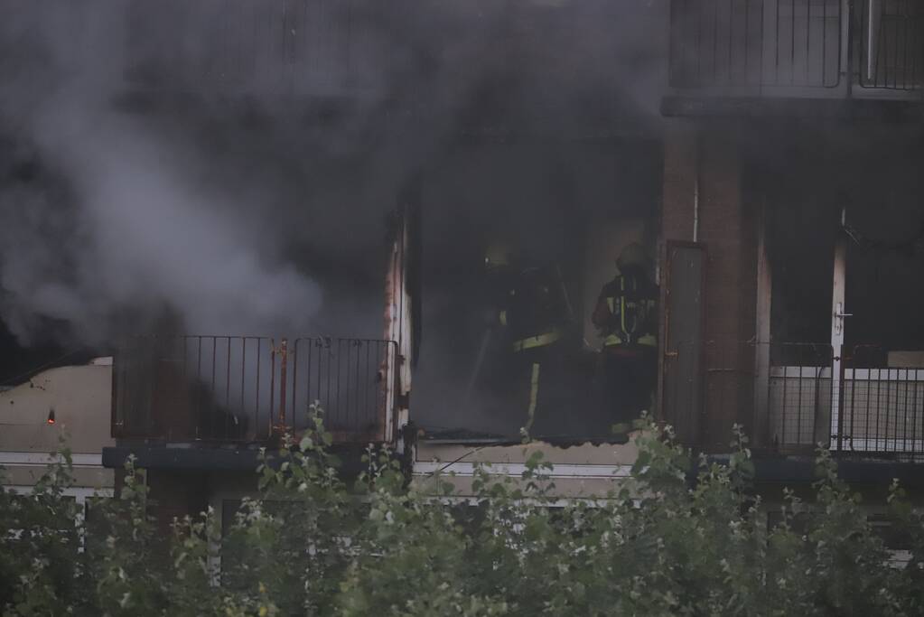 Leegstaand flatgebouw in brand gestoken