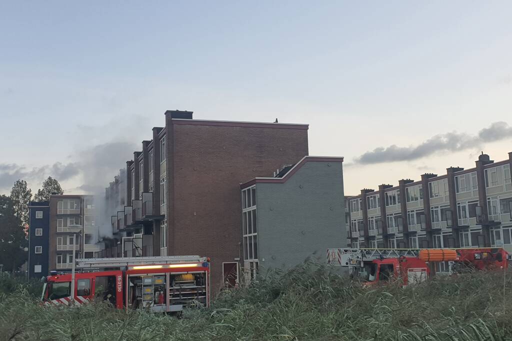 Leegstaand flatgebouw in brand gestoken