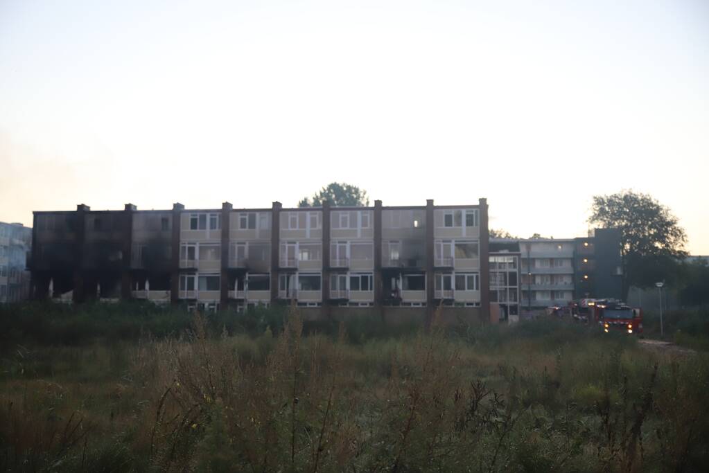 Leegstaand flatgebouw in brand gestoken