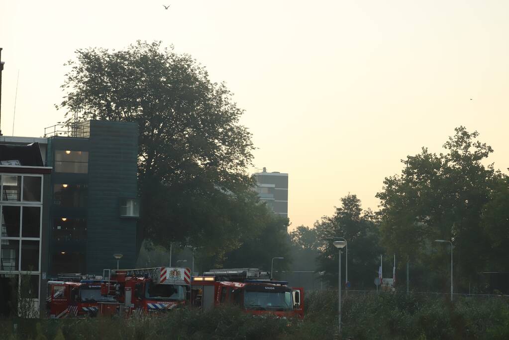 Leegstaand flatgebouw in brand gestoken