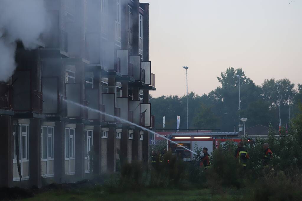 Leegstaand flatgebouw in brand gestoken
