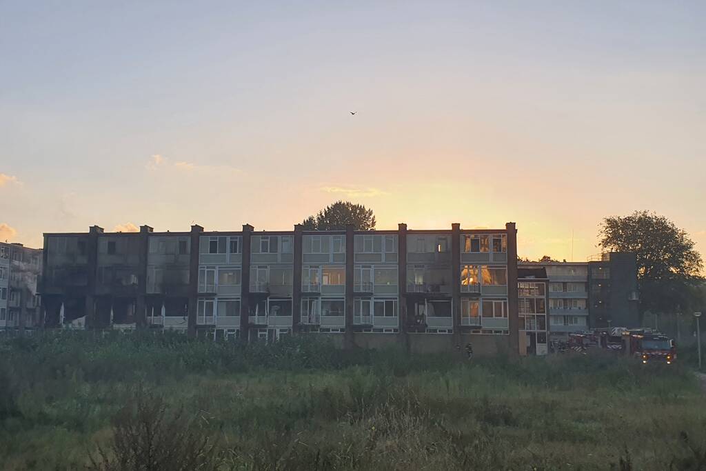 Leegstaand flatgebouw in brand gestoken