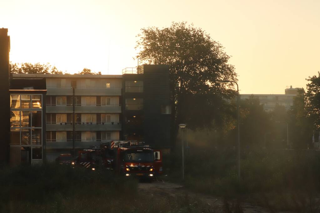 Leegstaand flatgebouw in brand gestoken