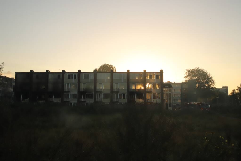 Leegstaand flatgebouw in brand gestoken