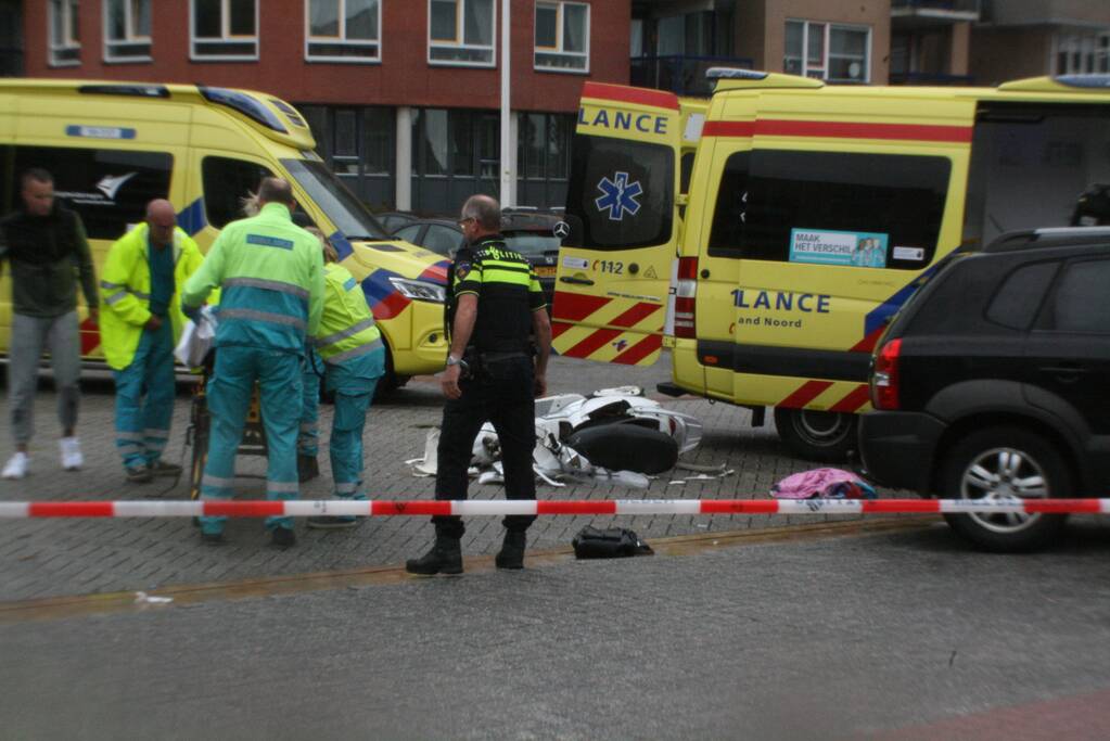Scooterrijder zwaargewond bij ongeval op parkeerterrein