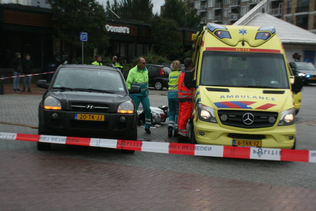 Scooterrijder zwaargewond bij ongeval op parkeerterrein
