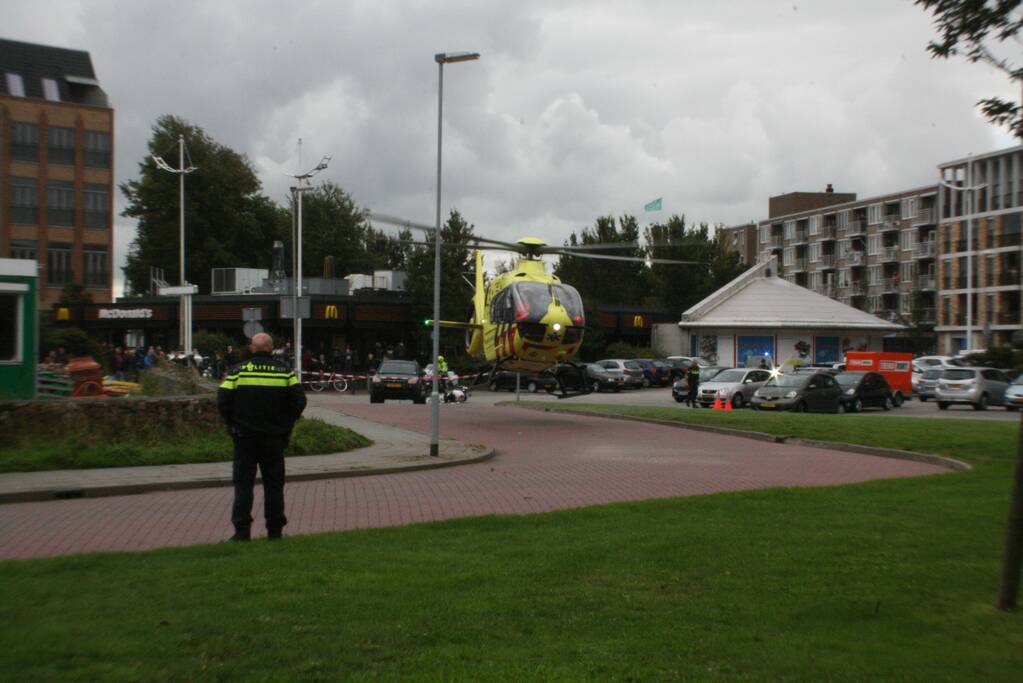 Scooterrijder zwaargewond bij ongeval op parkeerterrein