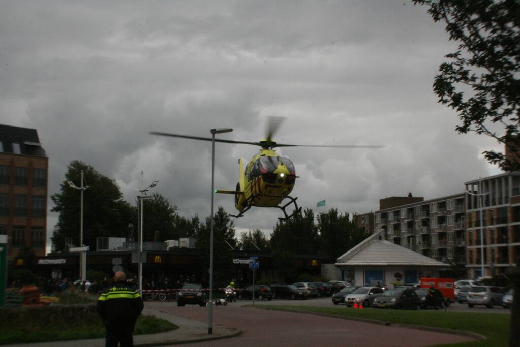 Scooterrijder zwaargewond bij ongeval op parkeerterrein