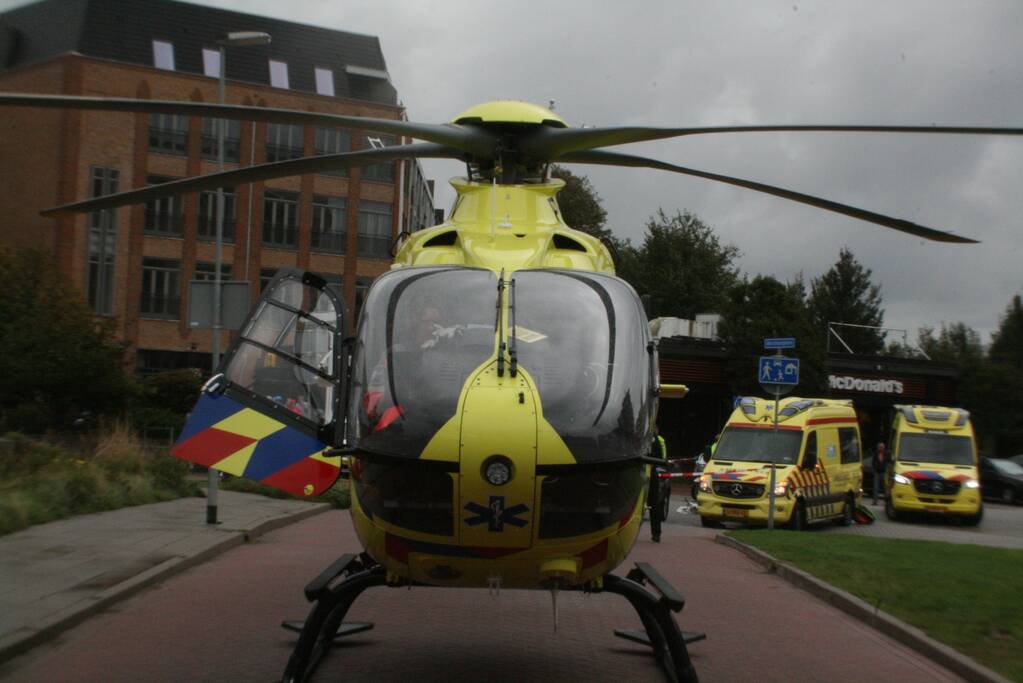 Scooterrijder zwaargewond bij ongeval op parkeerterrein